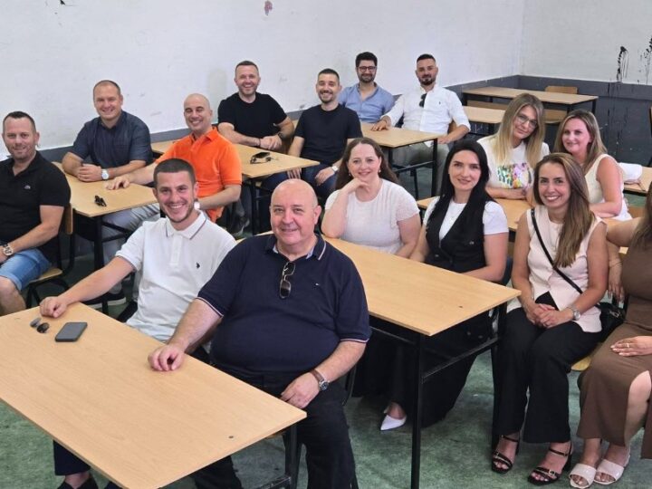 Pas 20 vitesh, sërish bashkë në bankat e shkollës – festohet përvjetori i maturës në Gjimnazin e Kërçovës
