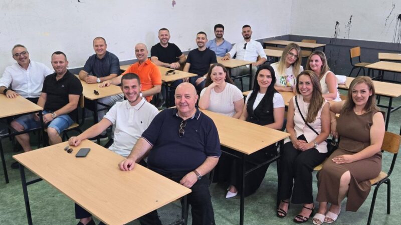 Pas 20 vitesh, sërish bashkë në bankat e shkollës – festohet përvjetori i maturës në Gjimnazin e Kërçovës