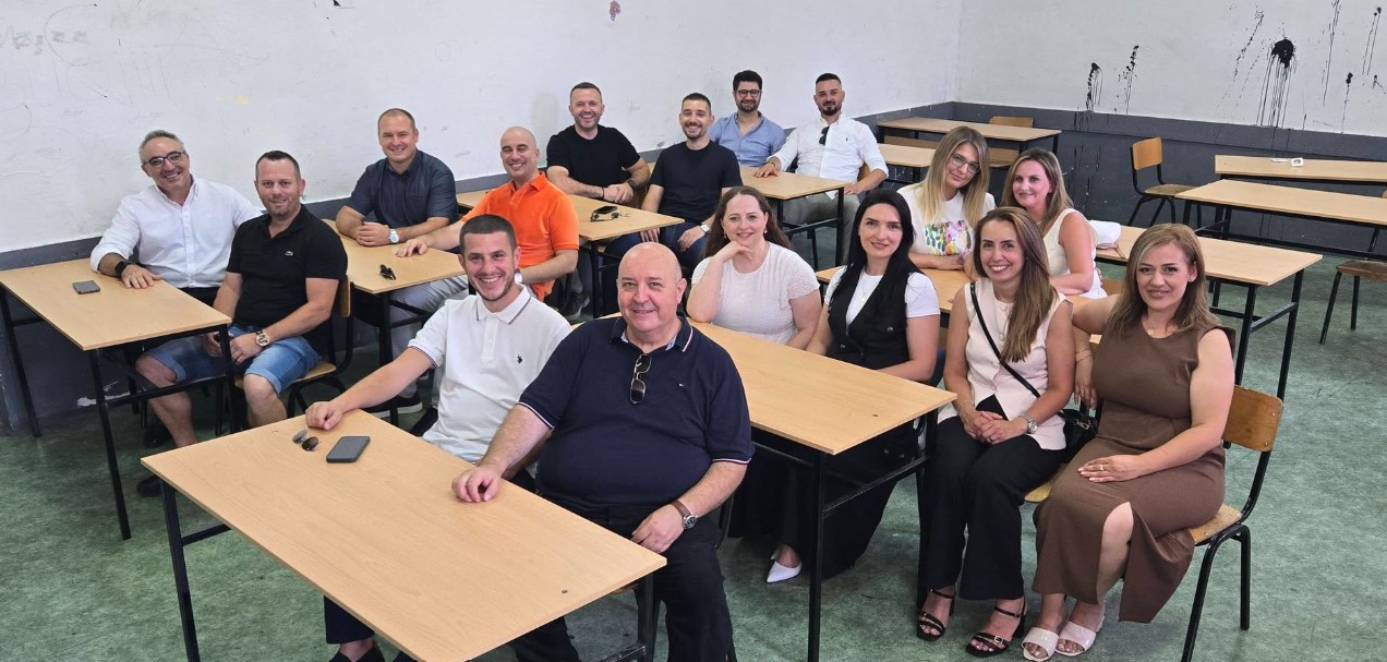 Pas 20 vitesh, sërish bashkë në bankat e shkollës – festohet përvjetori i maturës në Gjimnazin e Kërçovës