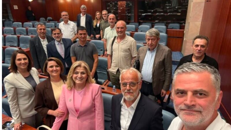 Opozita shqiptare bllokoi seancën, Ligji për Përfaqësim të Drejtë !