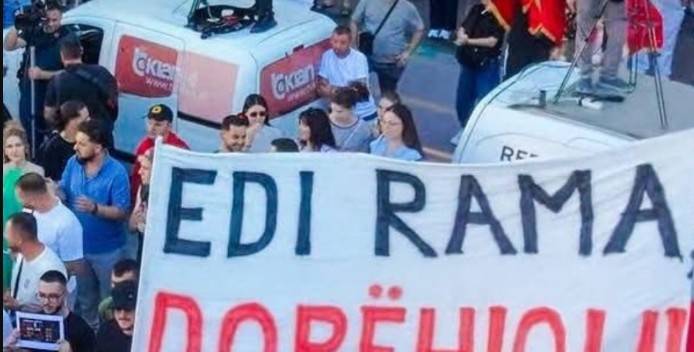 Diaspora i bashkohet protestës në Tiranë, kërkohet dorëheqja e kryeministrit Rama !