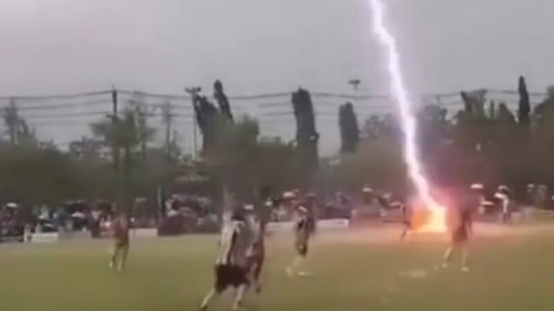 Tragjedi! Futbollisti vritet nga rrufeja gjatë ndeshjes (VIDEO)