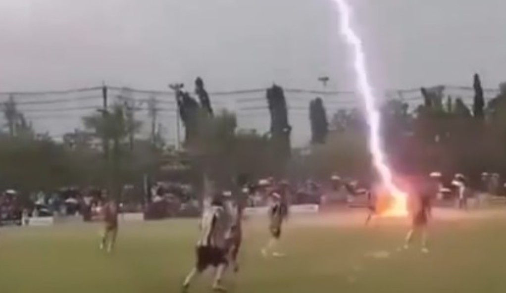 Tragjedi! Futbollisti vritet nga rrufeja gjatë ndeshjes (VIDEO)