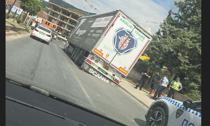 Kërçovë: Kamionit i shpërthen guma, policia në vendngjarje