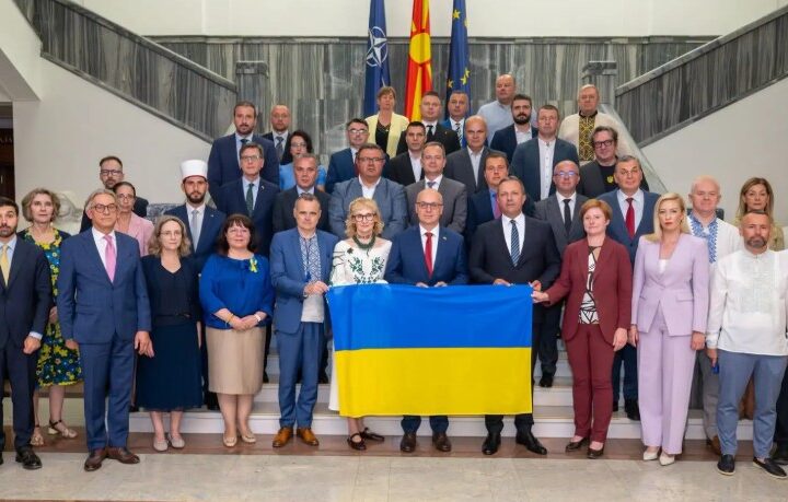 Deputetë shqiptarë të Maqedonisë nuk ia falin Zelenskit, u bojkotua sesioni i organizuar në nder të Ukrainës!