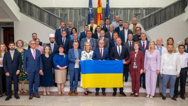 Deputetë shqiptarë të Maqedonisë nuk ia falin Zelenskit, u bojkotua sesioni i organizuar në nder të Ukrainës!