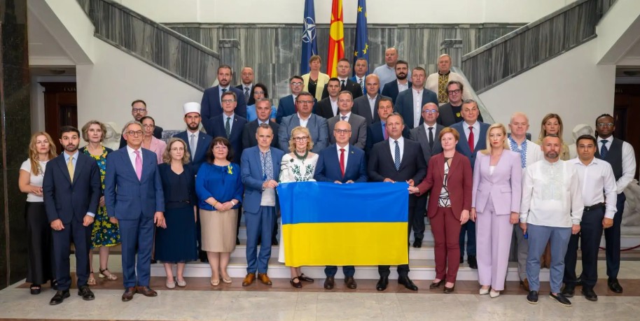 Deputetë shqiptarë të Maqedonisë nuk ia falin Zelenskit, u bojkotua sesioni i organizuar në nder të Ukrainës!