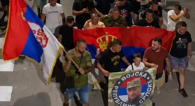 Pamje nga Zvorniku pas vdekjes së Ratko Mlladiqit: Qindra persona brohorasin emrin e tij!