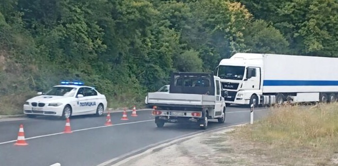 Aksident: Një automjet pasagjerësh dhe një kamion u përplasën në Strazhë ! (VIDEO)