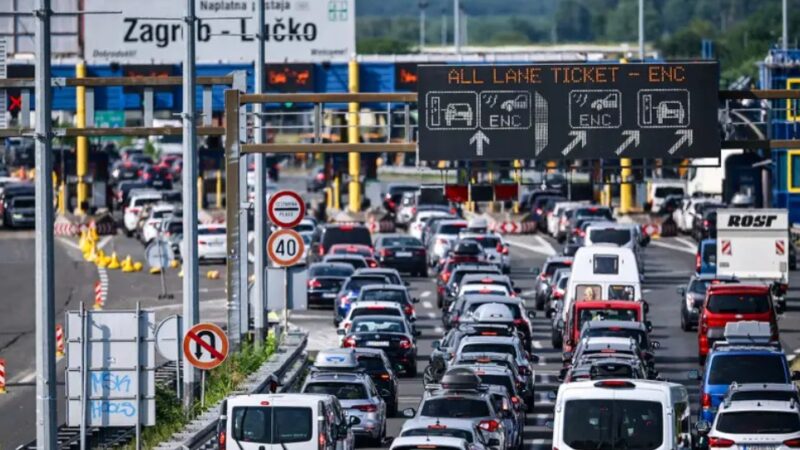 Mbi 10 orë pritje për të hyrë në Kroaci: mijëra mërgimtarë te bllokuar ?