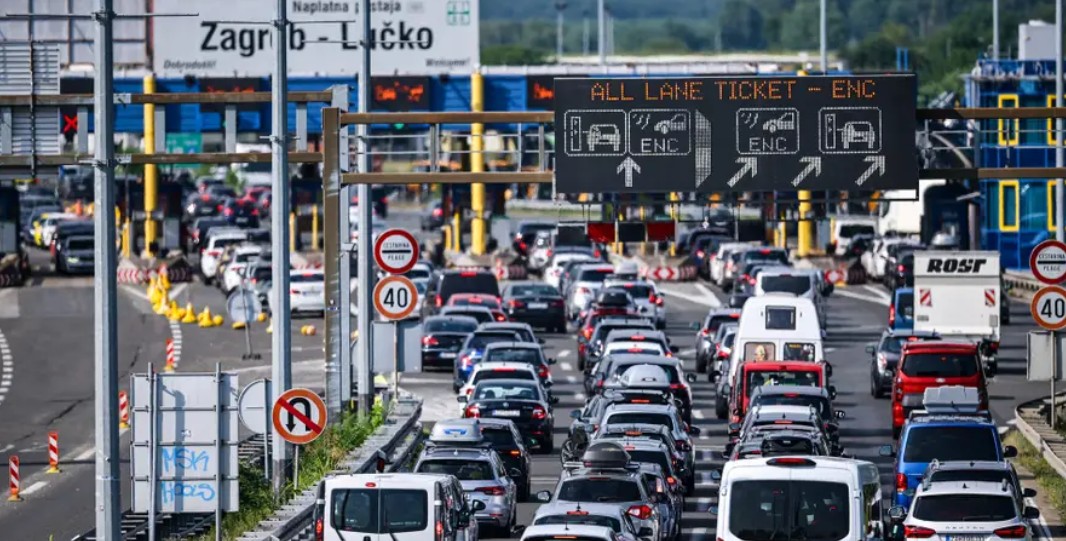 Mbi 10 orë pritje për të hyrë në Kroaci: mijëra mërgimtarë te bllokuar ?