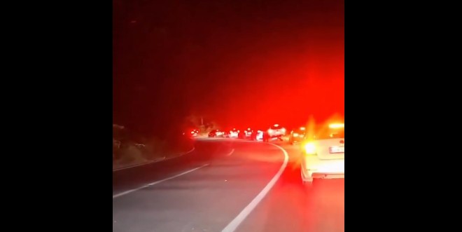 Kolona kilometrike e veturave mbrëmë në rrugën Strazhë ! (VIDEO)