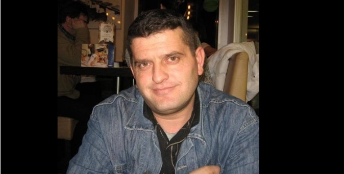 Ra nga skela gjatë punës, ndërron jetë pas disa ditësh këngëtari Shqiptar. Ngushllime familjes