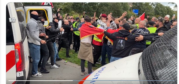 Vendimi i Gjykatës Speciale, mbështetësit e ish-krerëve të UÇK-së përplasen me policinë në Hagë (VIDEO)