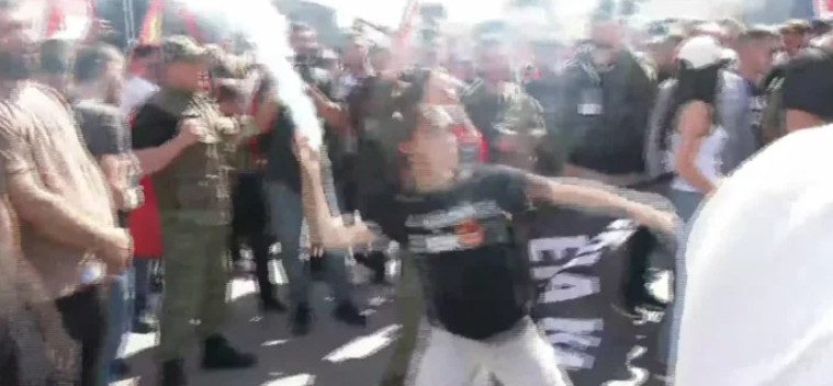 Eskalon situata! Protestuesit godasin me mjete piroteknike objektin e EULEX-it