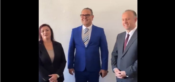 Hapet zyra e deputetes së Zonës 5 në Kërçovë – i pranishëm kryeparlamentari Afrim Gashi (VIDEO)