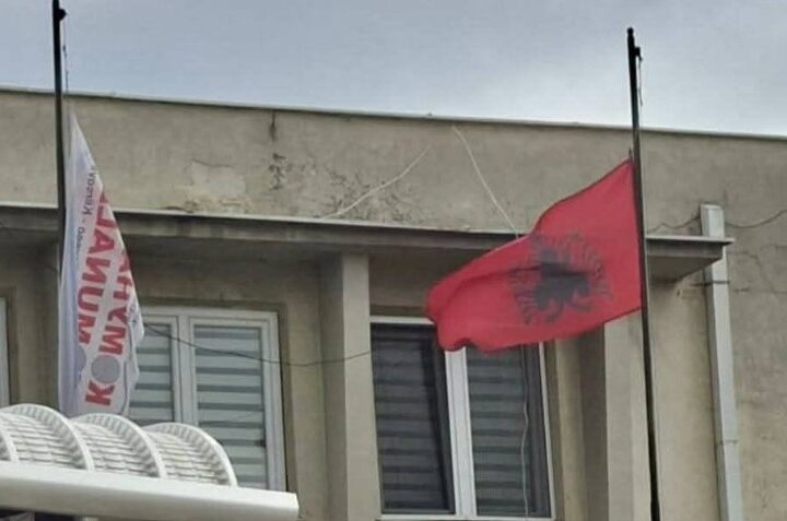 Kërçovë flamuri shqiptarë me kryet teposhtë !
