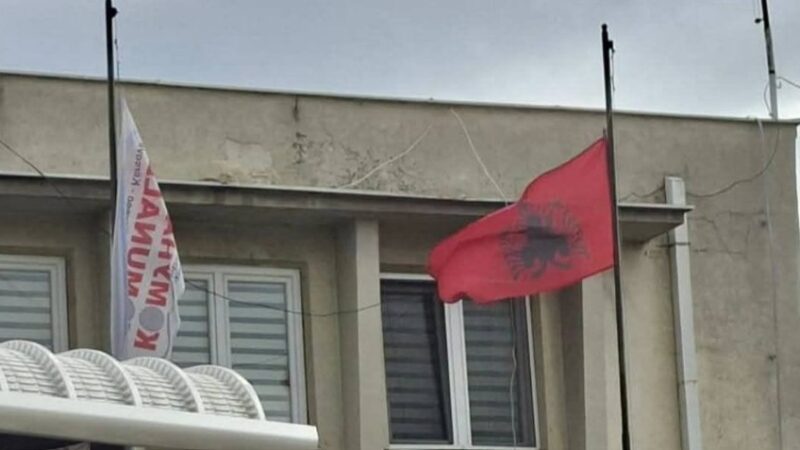 Kërçovë flamuri shqiptarë me kryet teposhtë !