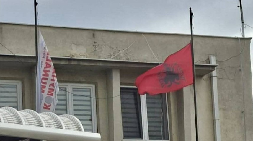 Kërçovë flamuri shqiptarë me kryet teposhtë !