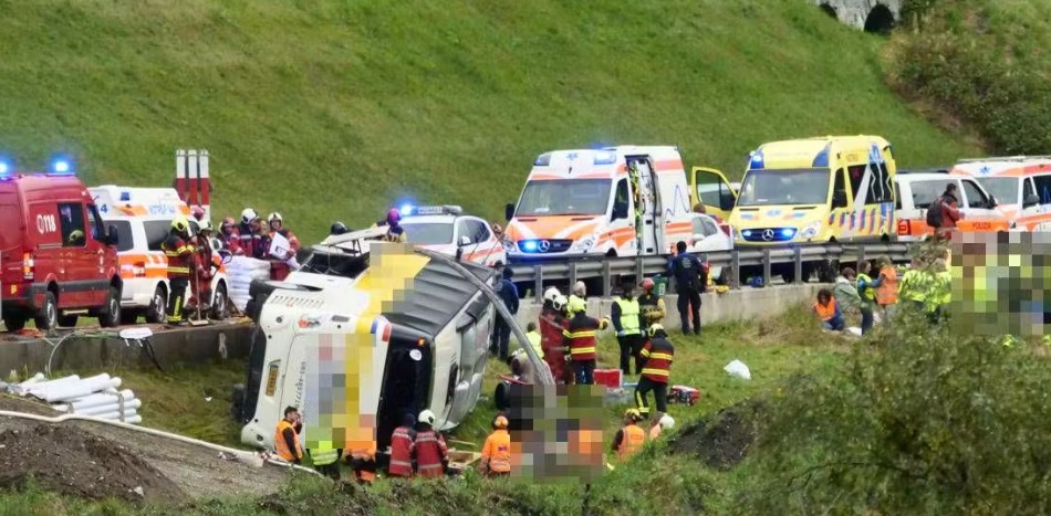 Tragjedi në Zvicër! Përmbyset autobusi me turistë disa viktima dhe të plagosur
