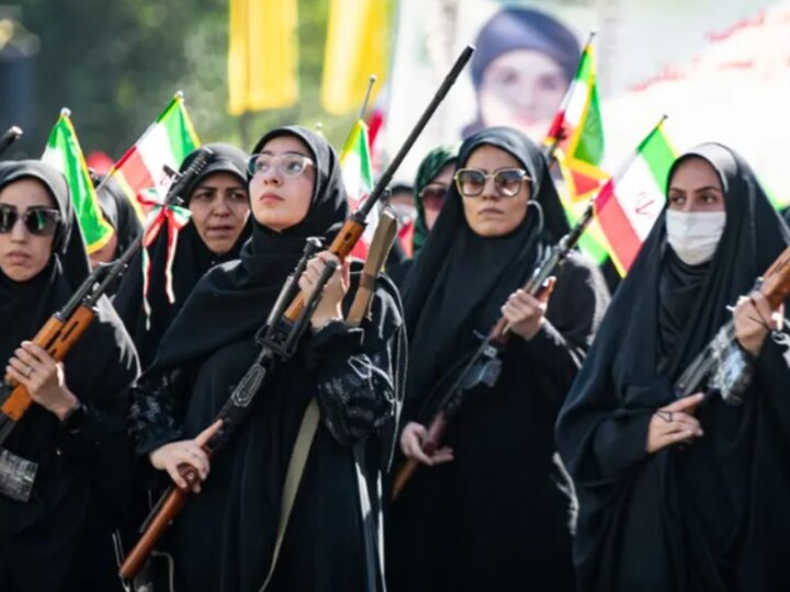 Irani i “tregon muskujt” Amerikës mijëra gra rrëmbejnë armët !