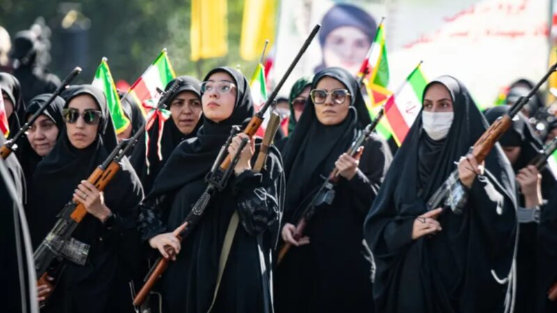 Irani i “tregon muskujt” Amerikës mijëra gra rrëmbejnë armët !