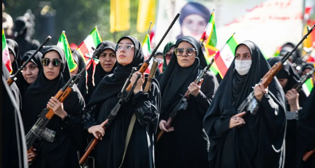 Irani i “tregon muskujt” Amerikës mijëra gra rrëmbejnë armët !