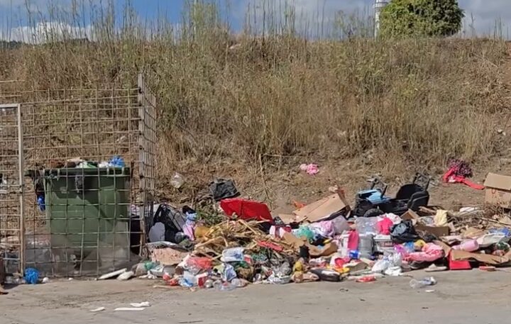 Kërçovë kontejnerët dy javë pa u pastruar ! (VIDEO)