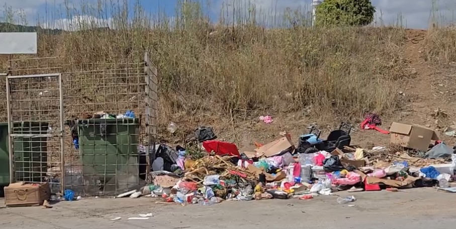 Kërçovë kontejnerët dy javë pa u pastruar ! (VIDEO)