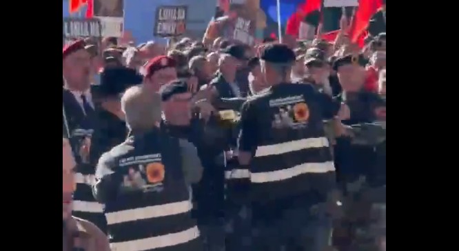 E turpshme, veteranët rrahen mes vete pak para nisjes së protestës ! (VIDEO)