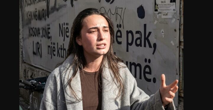 “Nëse më arrestojnë, s’ka kush të më nxjerr, të gjithë kanë ikur në Mërgim”- Studentja shpërthen në lot