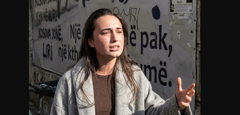 “Nëse më arrestojnë, s’ka kush të më nxjerr, të gjithë kanë ikur në Mërgim”- Studentja shpërthen në lot