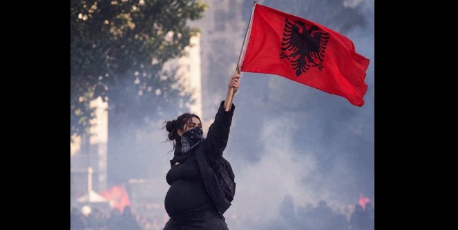 Shtatzënë në protesta: Sakrifica e nënave shqiptare.