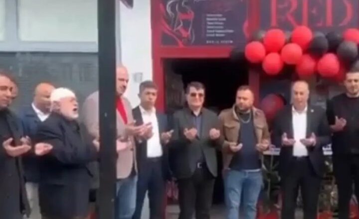 SKANDAL! Hoxha lutet në ceremoninë e hapjes së dyqanit Erotik në Turqi !