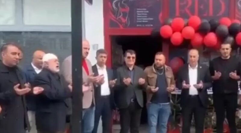SKANDAL! Hoxha lutet në ceremoninë e hapjes së dyqanit Erotik në Turqi !