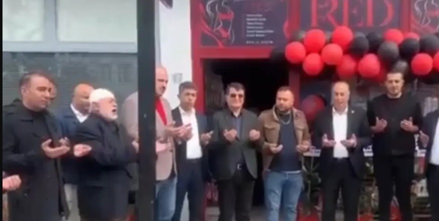 SKANDAL! Hoxha lutet në ceremoninë e hapjes së dyqanit Erotik në Turqi !