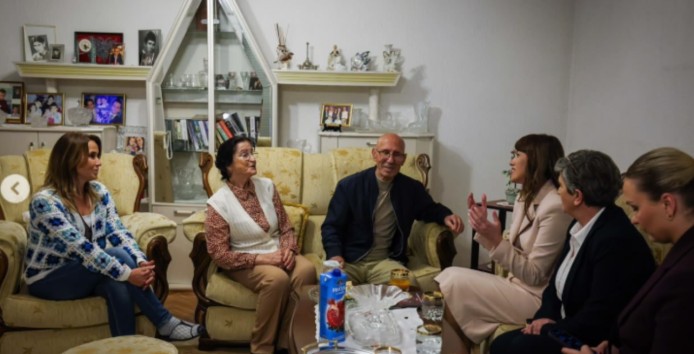Kryetarja e Kuvendit të Kosovës Haxhiu në shtëpinë ku qëndroi refugjate gjat luftës