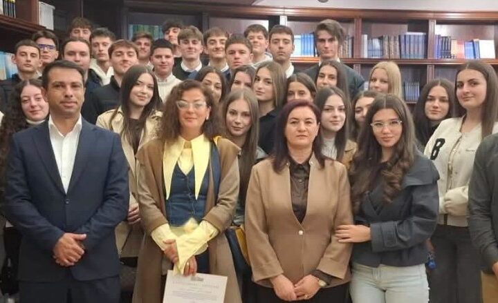 Nxënësit nga gjimnazi i Kërçovës vizitë Parlamentit