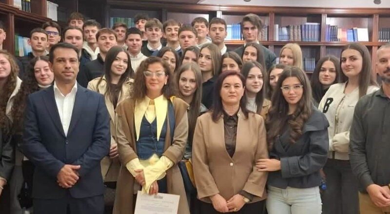 Nxënësit nga gjimnazi i Kërçovës vizitë Parlamentit