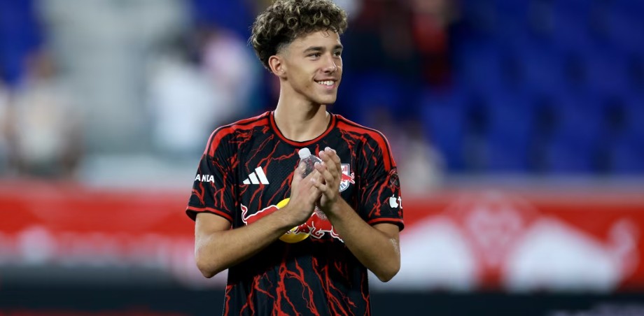 CNN: Njihuni me Adri Mehmetin, 17-vjeçarin që pritet të bëhet yll i futbollit Amerikan.
