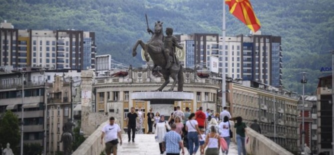 Rreth 90 mijë persona në Maqedoni kërkojnë prindërit e tyre biologjikë ?