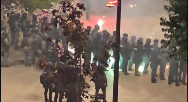 Eskalon situata! Policia ndjek protestuesit nëpër shesh ?