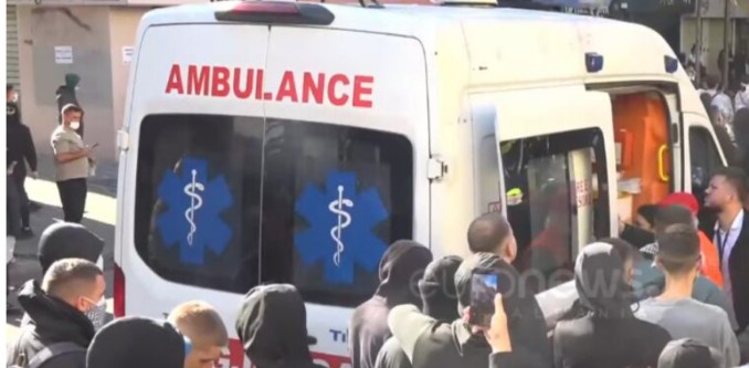 Të lënduar nga plumbat e gomës gjatë protestës! Ambulanca u jep ndihmën e parë të rinjve (VIDEO)