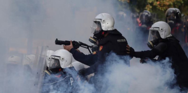 Eskalon situata! Policia qëllon me plumba gome drejt protestuesve ?