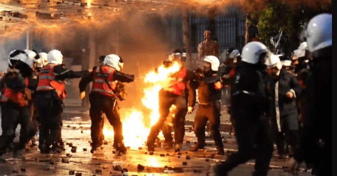Koktej molotovi bie mes policëve, një zyrtari i merr flakë uniforma (VIDEO)