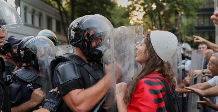 Nis grumbullimi i tubuesve para Ministrisë së Arsimit !
