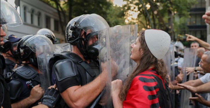 Nis grumbullimi i tubuesve para Ministrisë së Arsimit !