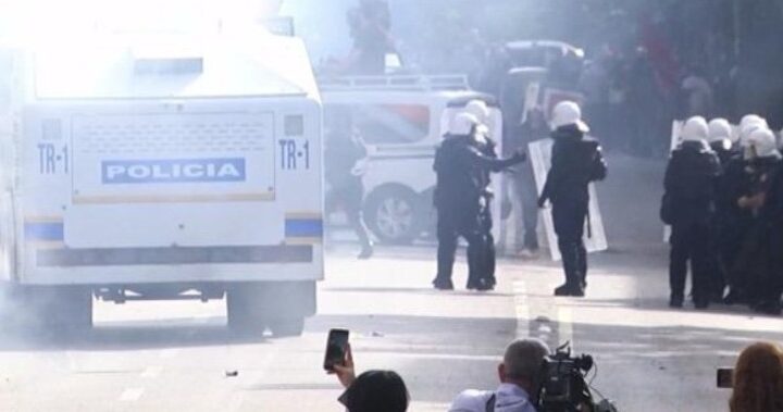 Rikthehet kaosi në Tiranë! Studentët gjuajnë me gurë te Ministria e Arsimit, policia kundërpërgjigjet me gaz lotsjellës
