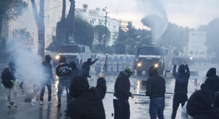 Policët për 2500 eurot e premtuara nga Rama rrahin brutalisht stidentët!
