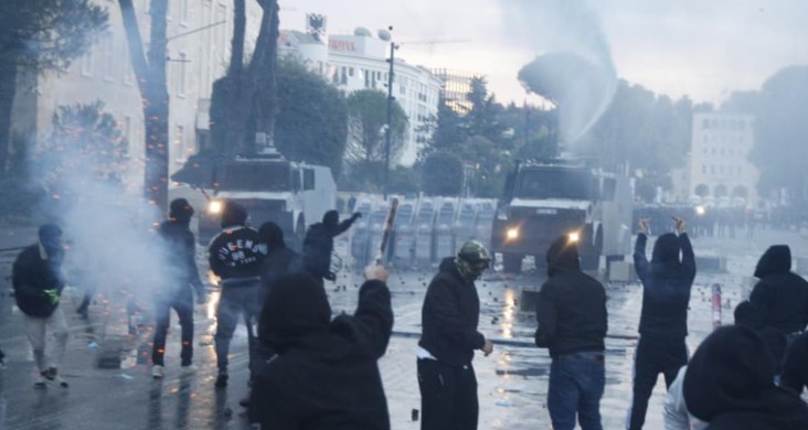 Policët për 2500 eurot e premtuara nga Rama rrahin brutalisht stidentët!